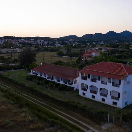 Ilias アパート メトーニ