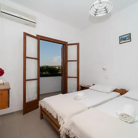 Ilias アパート メトーニ